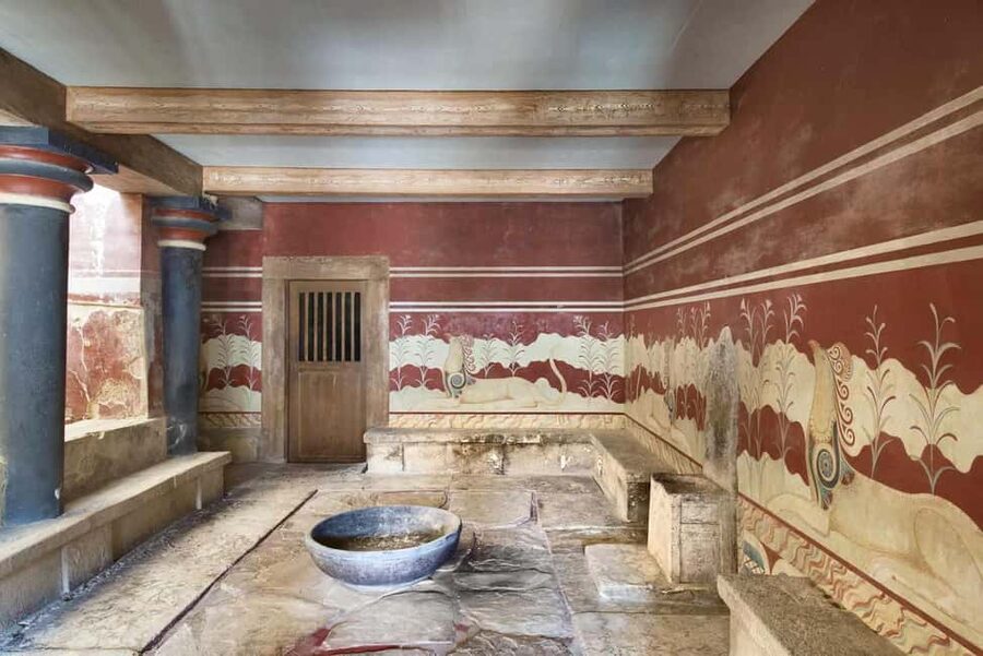 Chania: Knossos Palace - Archaeological museum! - Heraklion break time: use the Lions Square window well