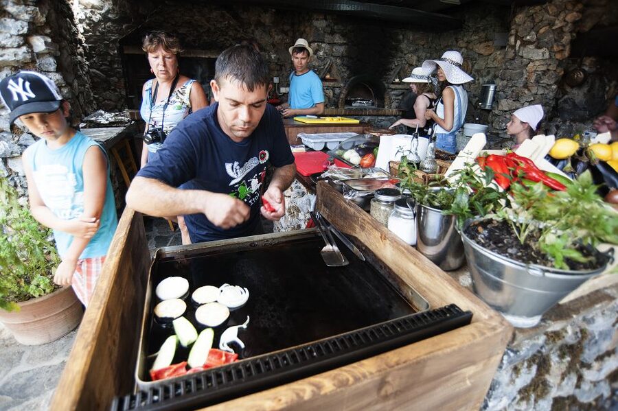 Crete: Lassithi Plateau & Kera Monastery Tour with Ceramics - The food angle: why this lunch feels different on the plateau
