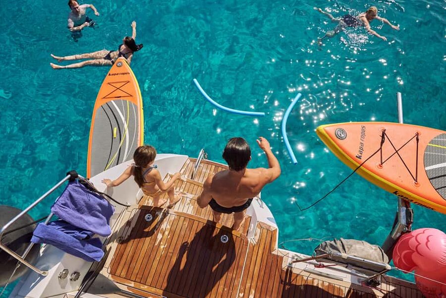 Heraklion: Dia Island Catamaran Cruise with Dinner and Wine - Cruising time: drinks, music, Wi‑Fi, and a comfortable rhythm
