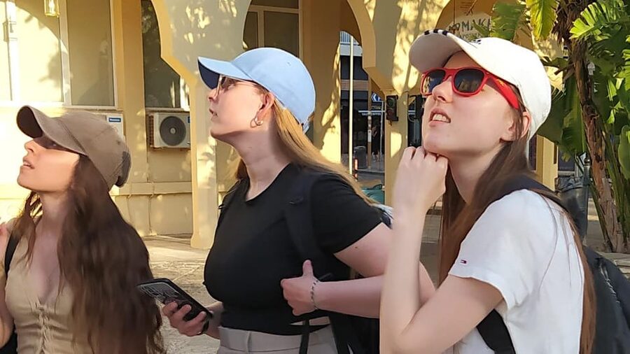 Heraklion: Family Zorba Treasure Hunt with Food Stop - Churches, Venetian Loggia, murals, and fountains as riddle fuel