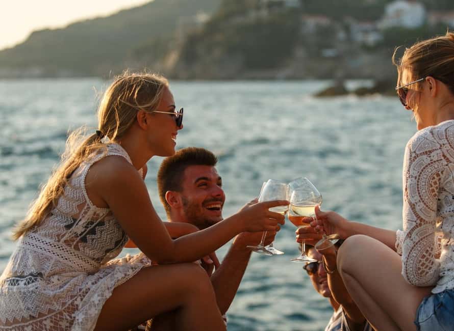 Heraklion Luxury Catamaran Dia Isla -Gourmet Lunch Top Rated - Open bar and sunset energy: how the day winds down