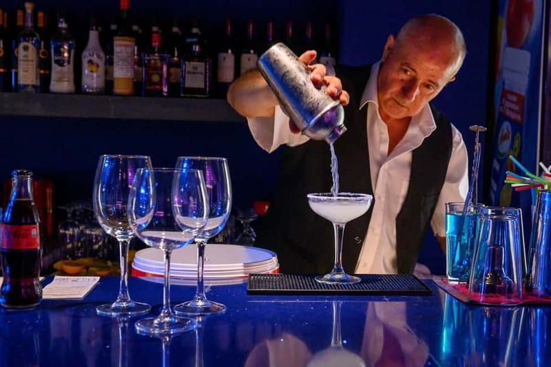 Hersonissos: Alar Spectacular Dinner Show - Glam in Hersonissos: what to wear for Alar Spectacular